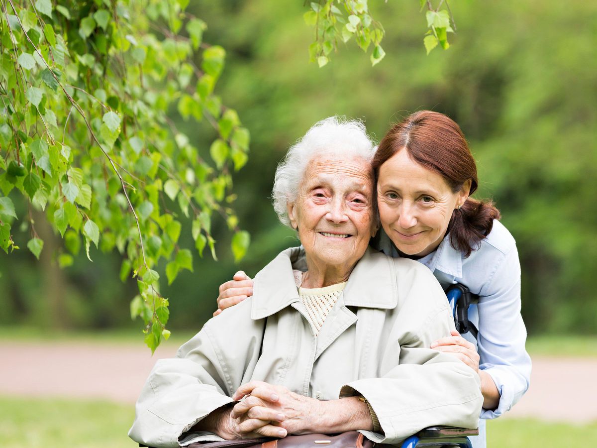 Los mejores cuidados para una persona mayor en casa o en una residencia