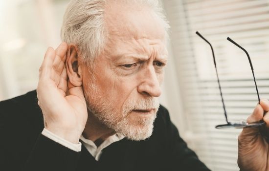 Personas de la tercera edad con discapacidades visuales o auditivas